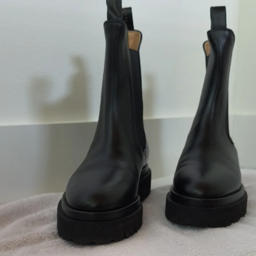 Dear Frances Tony Black Leather Ankle Chelsea Boots, Size 37 - Picture 3 of 11